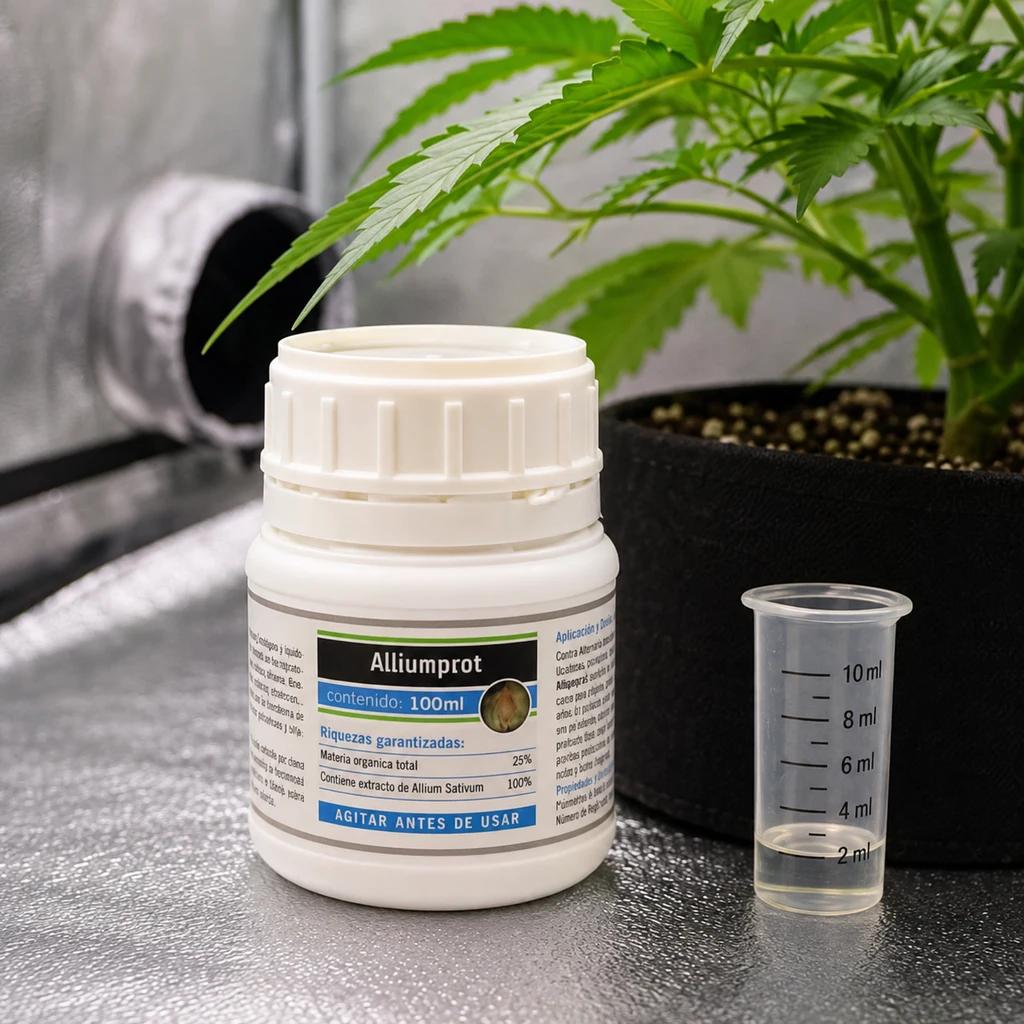 Bote blanco de Alliumprot de 100 ml junto a un vaso graduado, delante de una planta de cannabis en maceta y paredes reflectantes.