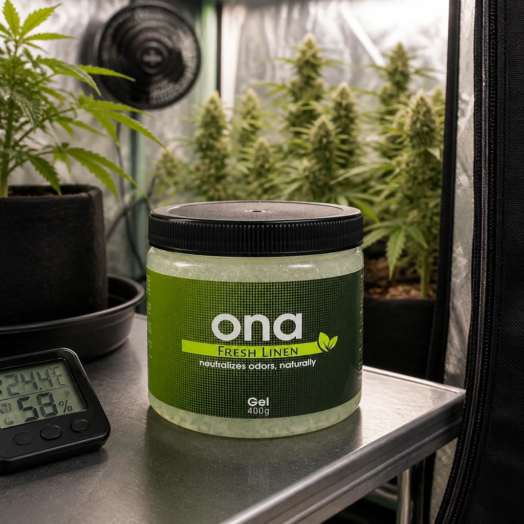 Bote de ONA Gel Fresh Linen de 400 g con tapa negra, sobre una mesa junto a un termohigrómetro y plantas de cannabis al fondo.