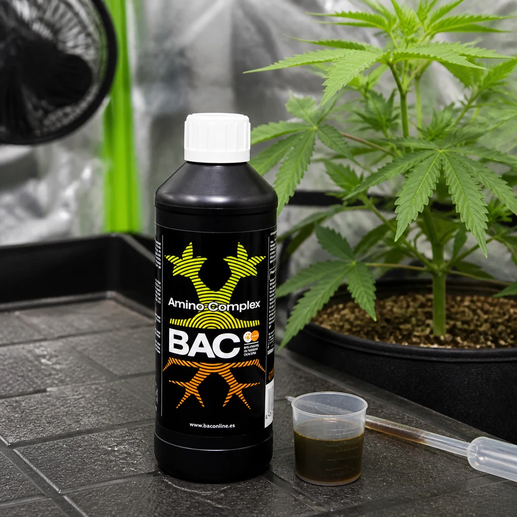 Escena generada de un bote de Amino Complex B.A.C. junto a un vaso dosificador y una pipeta, con una planta de cannabis al fondo.