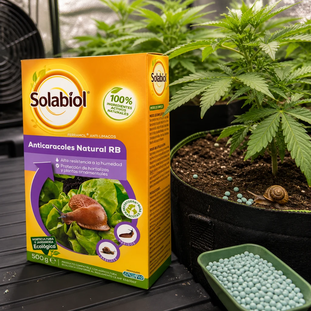 Caja de Solabiol Anticaracoles Natural RB junto a una maceta con una planta, un caracol y gránulos azulados sobre el sustrato.