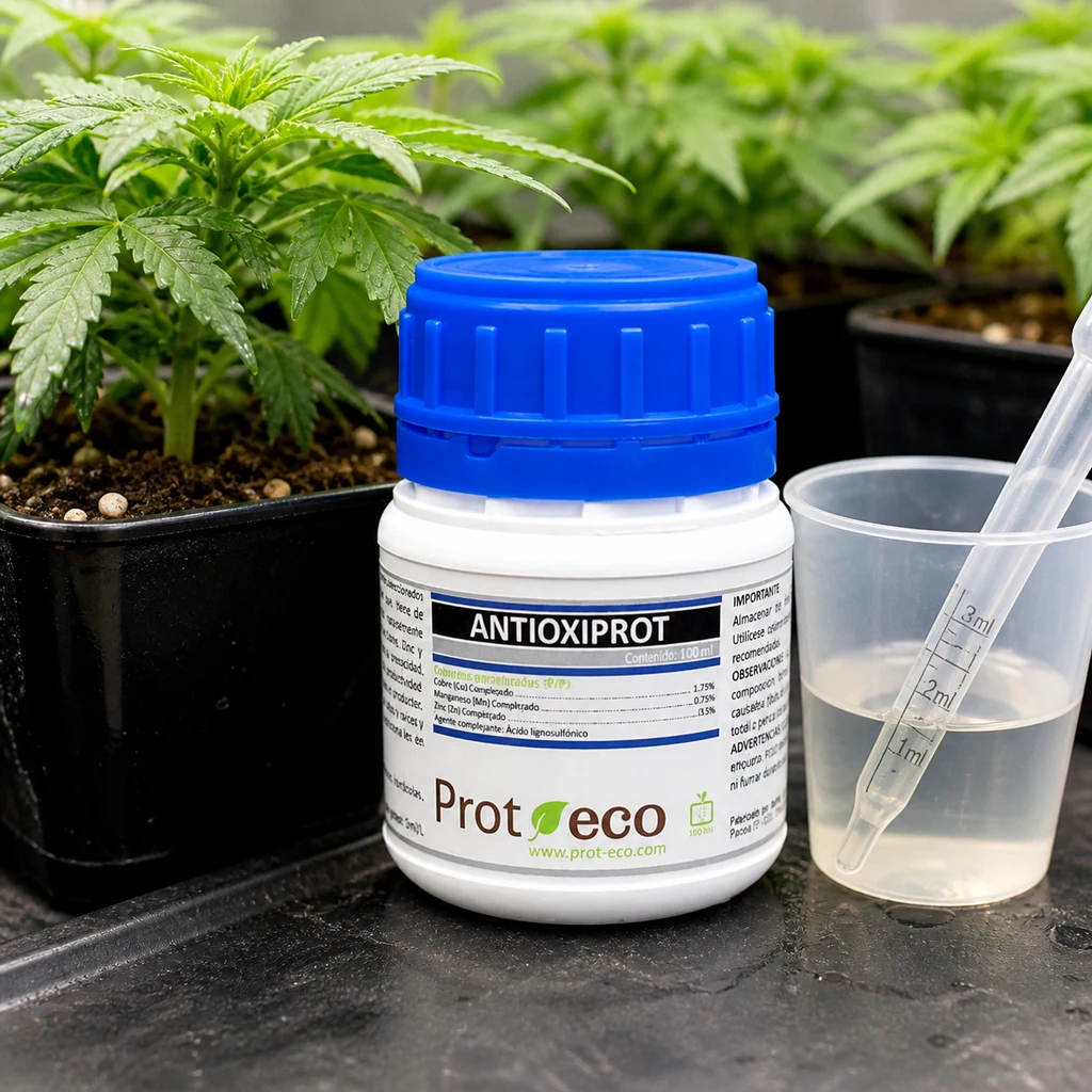 Bote de Antioxiprot Prot-Eco con tapón azul junto a un vaso con líquido y una pipeta, entre plantas en macetas.
