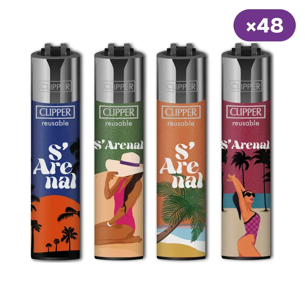 Selección de encendedores Clipper S’Arenal con distintos diseños de playa, palmeras y bañistas, junto a un distintivo de 48 unidades.
