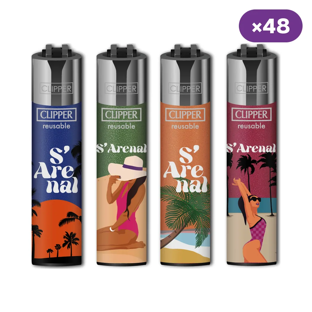 Selección de encendedores Clipper S’Arenal con distintos diseños de playa, palmeras y bañistas, junto a un distintivo de 48 unidades.