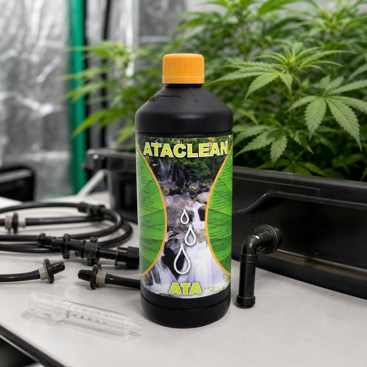 Botella de ATA Clean de Atami con tapón amarillo, junto a tubos, conexiones y una jeringa, con plantas al fondo. Botella de ATA Clean de Atami con tapón amarillo, junto a tubos, conexiones y una jeringa, con plantas al fondo.