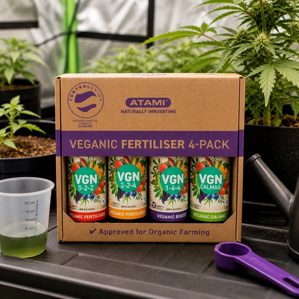Caja Atami VGN con envases de fertilizantes en una escena de cultivo, junto a un vaso dosificador, una cuchara morada y una regadera.