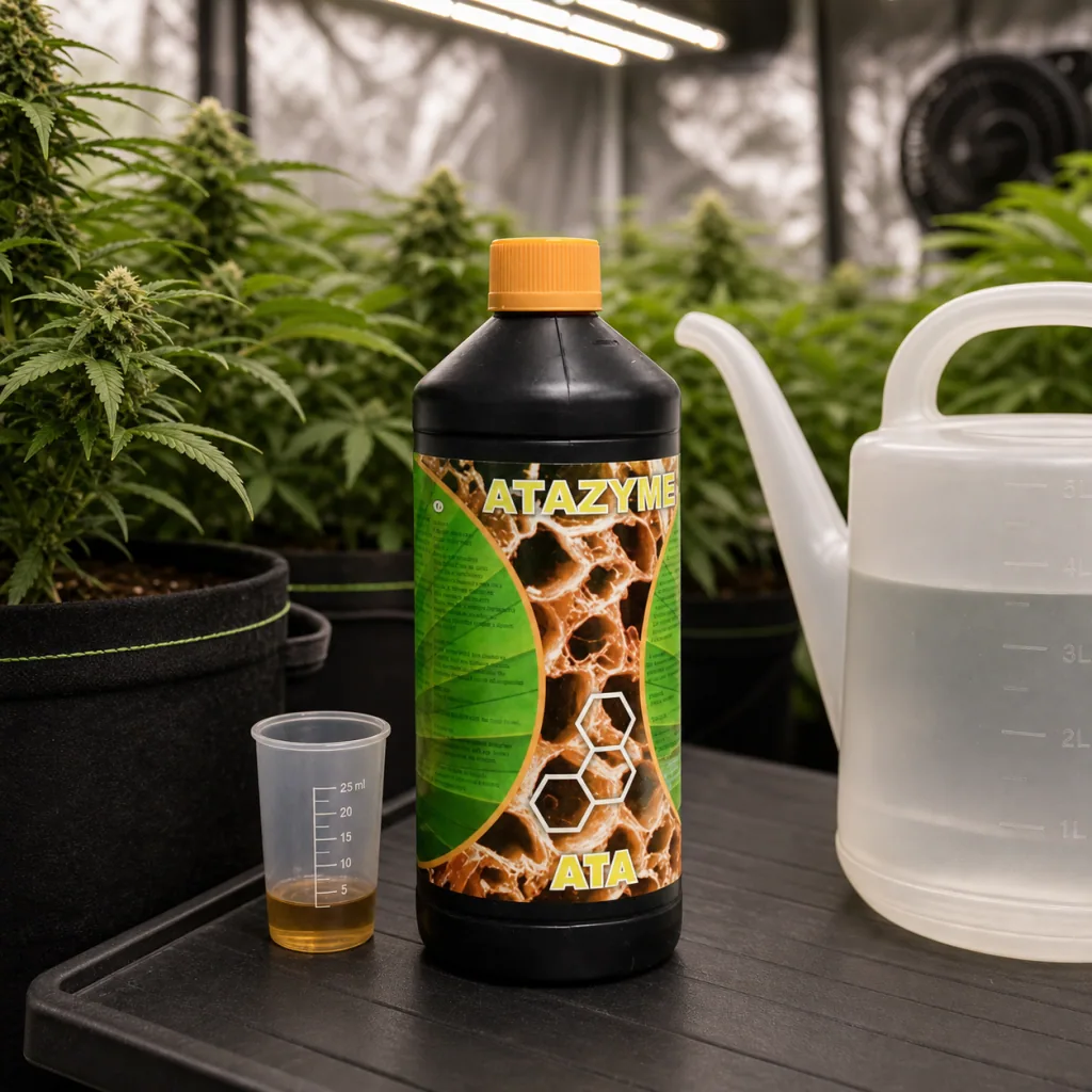 Botella de ATAMI Atazyme con tapón amarillo junto a un vaso graduado y una regadera con agua, en un cultivo interior.