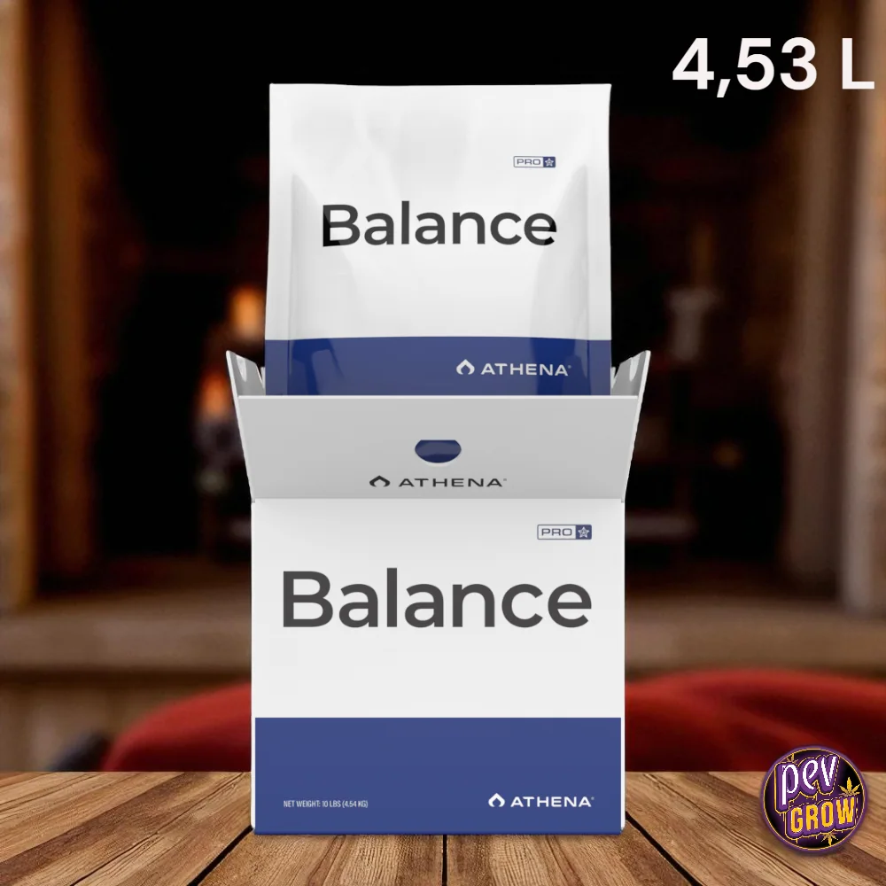 Bolsa blanca y azul de Athena Pro Balance dentro de una caja abierta de la misma marca, sobre una mesa de madera; texto superior «4,53 L». Bolsa blanca y azul de Athena Pro Balance dentro de una caja abierta de la misma marca, sobre una mesa de madera; texto superior «4,53 L».