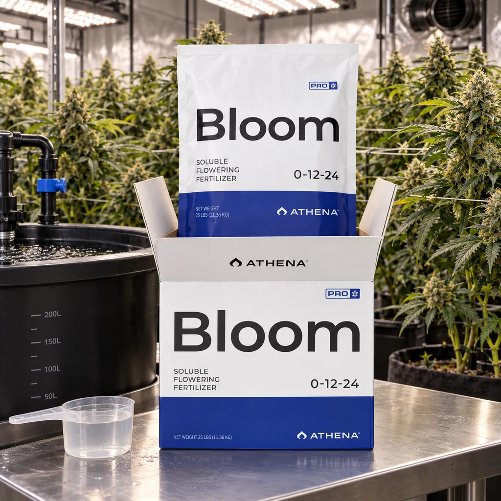 Bolsa de Athena Pro Bloom en caja abierta, con etiqueta 0-12-24, sobre una mesa junto a un depósito y plantas de cannabis. Bolsa de Athena Pro Bloom en caja abierta, con etiqueta 0-12-24, sobre una mesa junto a un depósito y plantas de cannabis.