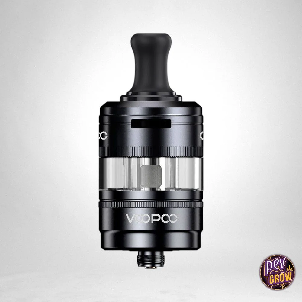PNP X Pod Tank MTL de Voopoo negro, con boquilla estrecha, depósito transparente y conector roscado inferior, sobre fondo claro. PNP X Pod Tank MTL de Voopoo negro, con boquilla estrecha, depósito transparente y conector roscado inferior, sobre fondo claro.