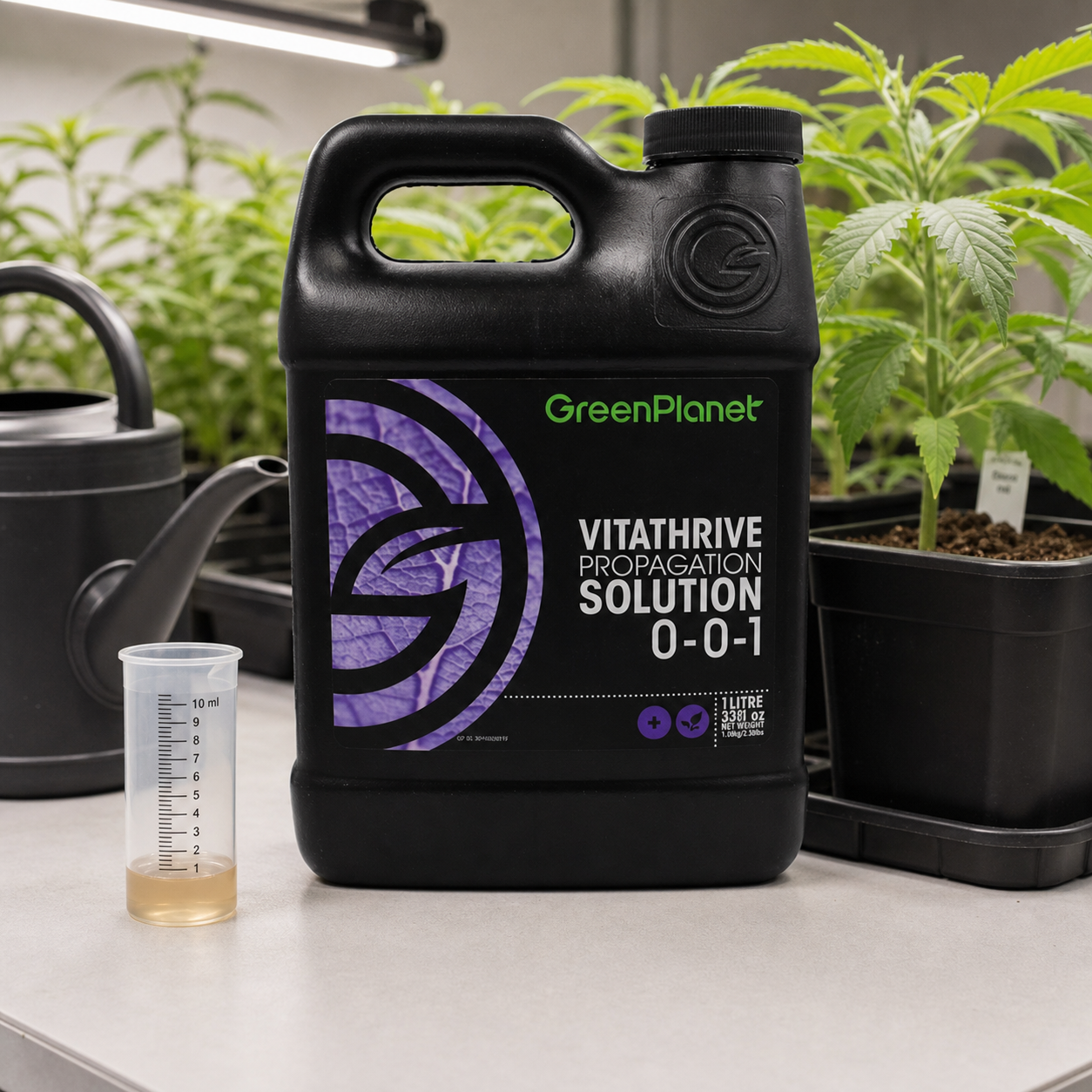 Garrafa negra de Vitathrive Green Planet con etiqueta morada y fórmula 0-0-1, junto a una probeta y plantas en macetas. Garrafa negra de Vitathrive Green Planet con etiqueta morada y fórmula 0-0-1, junto a una probeta y plantas en macetas.