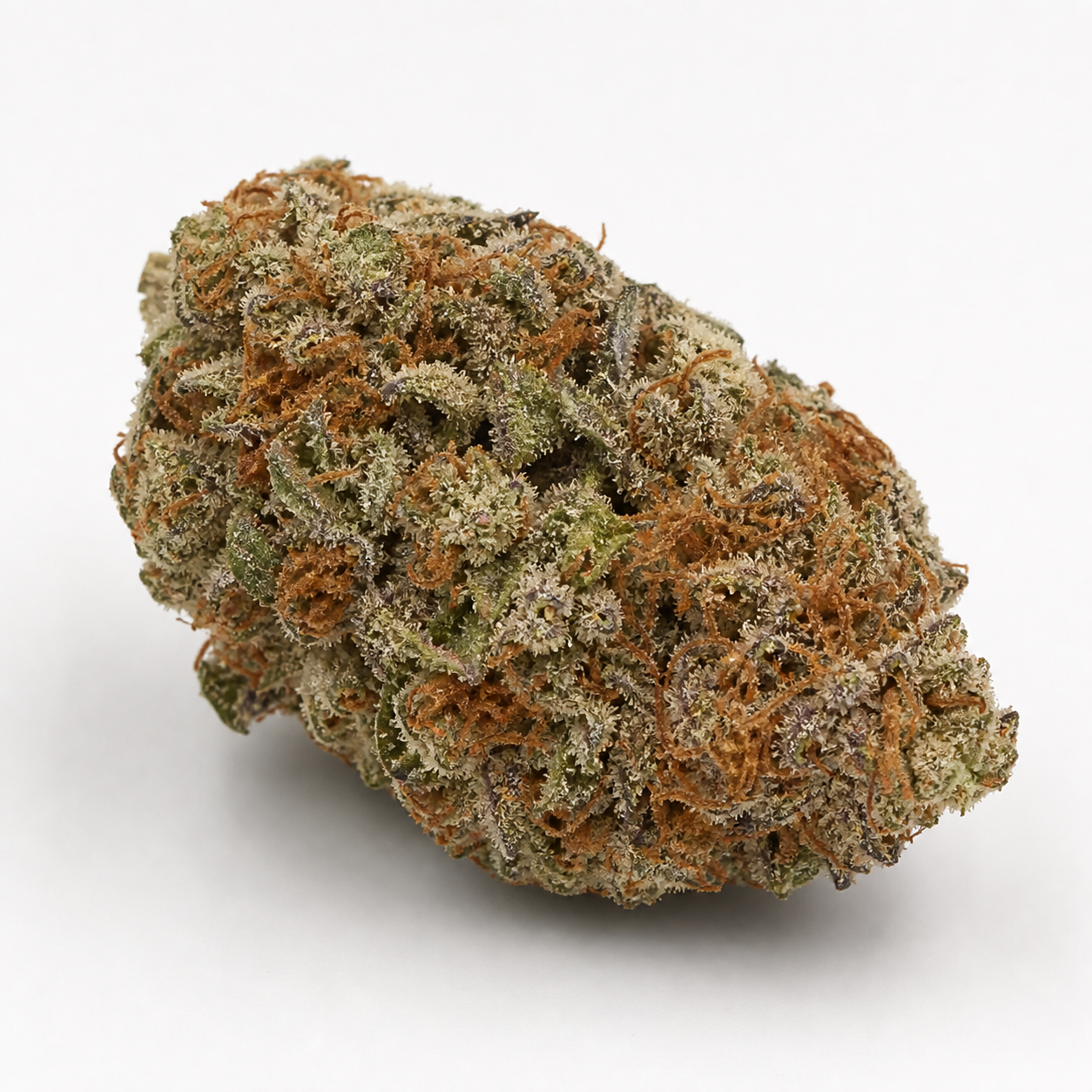 Cogollo de Auto AK 47 de Serious Seeds sobre fondo blanco, con tonos verdes, abundantes filamentos anaranjados y superficie cristalina.