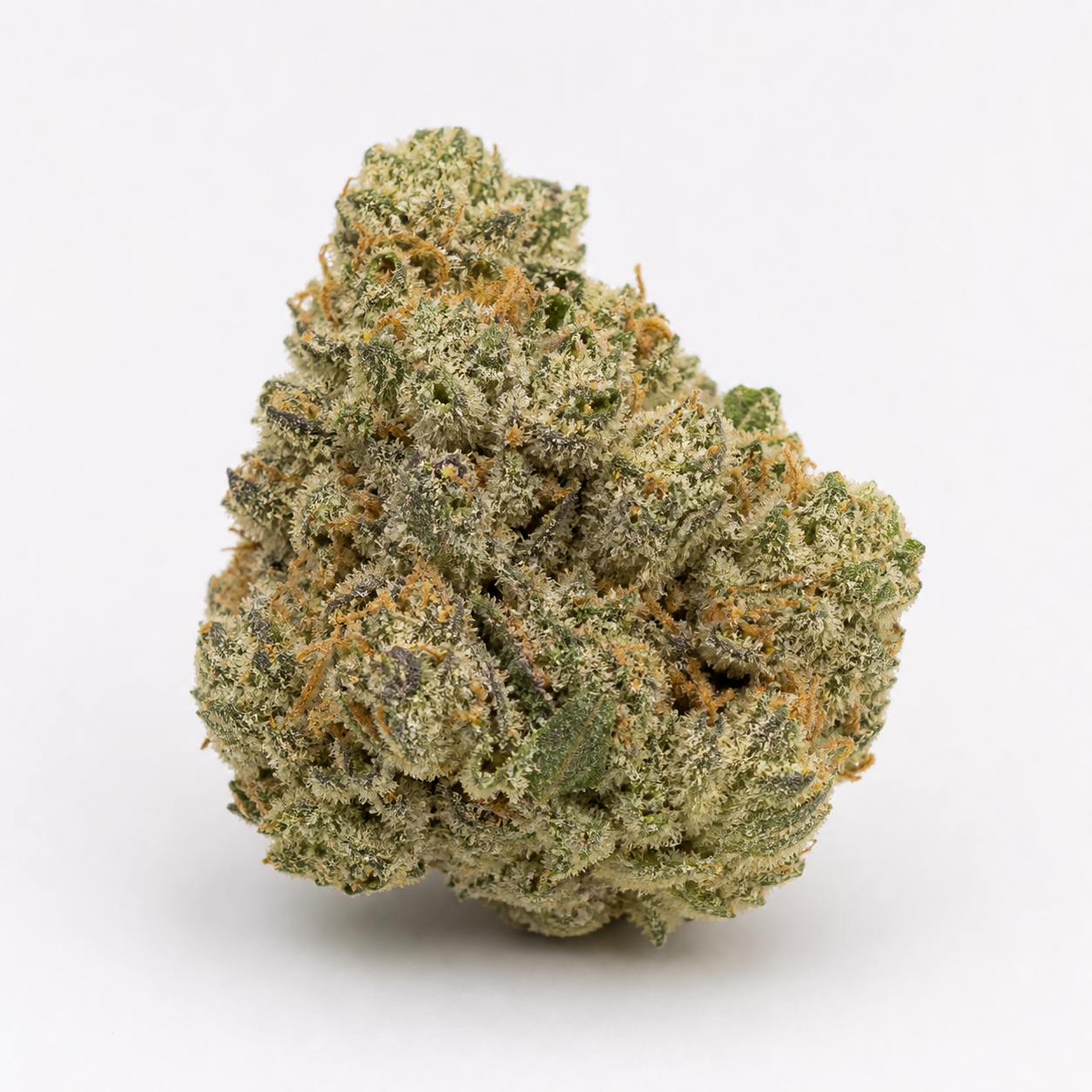 Cogollo de Auto Strawberry Banana de DNA Genetics en primer plano, con tonos verdes, filamentos anaranjados y cobertura blanquecina.