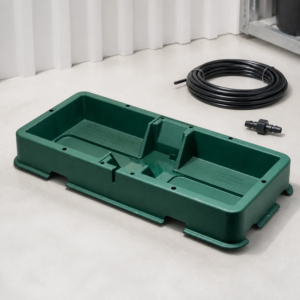 Bandeja verde Easy2grow con dos espacios para macetas y compartimento central, junto a un tubo negro enrollado y un conector.