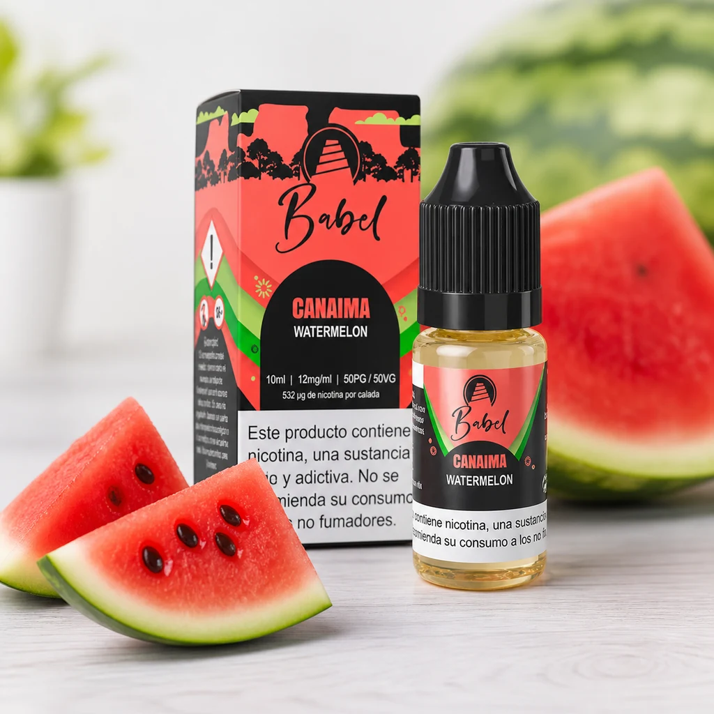 Frasco Babel Canaima y caja roja y verde, rodeados de trozos de sandía sobre una mesa clara, con fondo desenfocado.