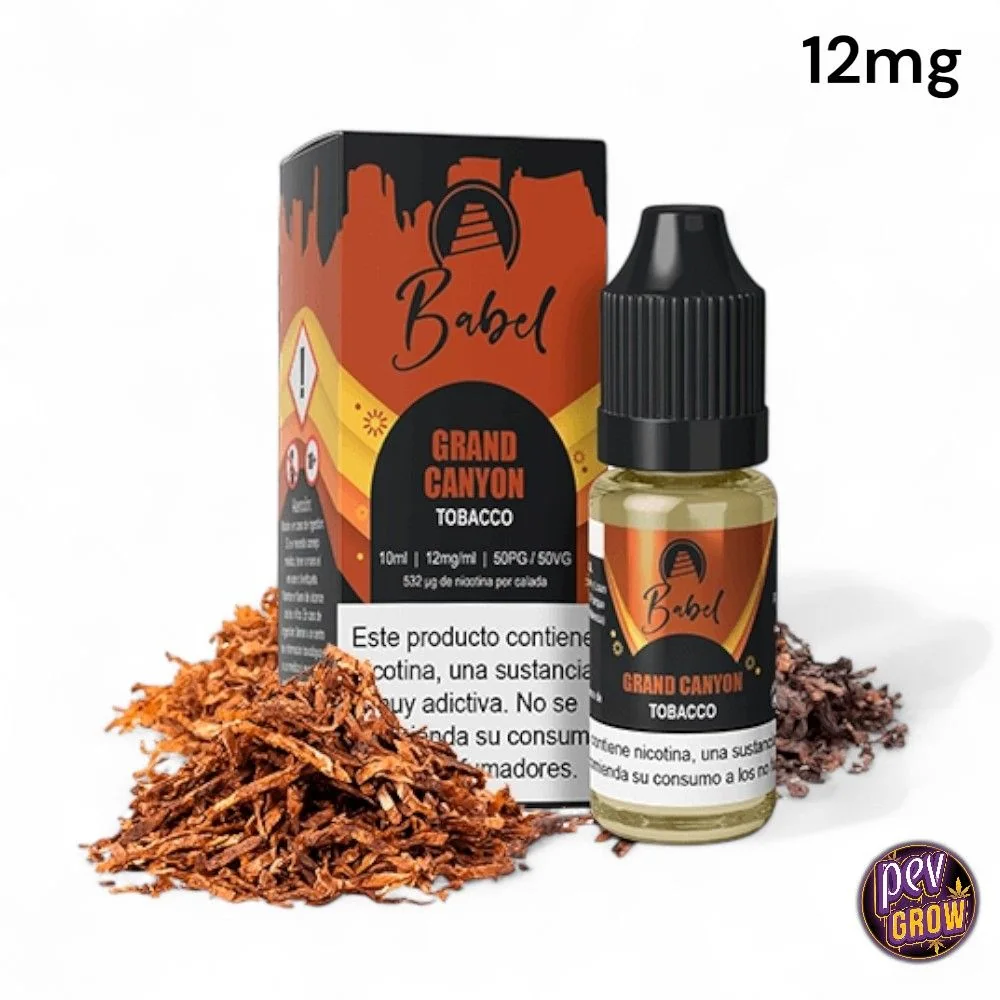 Frasco y caja de Babel Grand Canyon Tobacco, con etiquetas de 10 ml y 12 mg/ml, rodeados de montones de tabaco sobre fondo blanco.