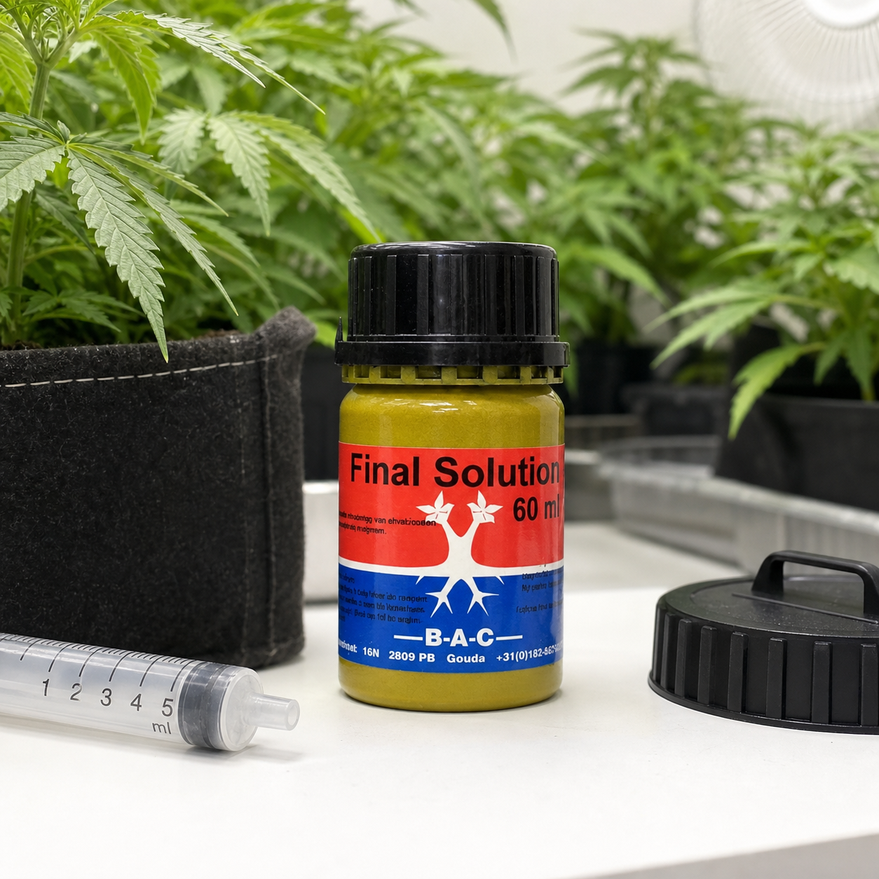 Bote de B.A.C Final Solution de 60 ml sobre una mesa, junto a una jeringa dosificadora y macetas con plantas de cannabis al fondo.