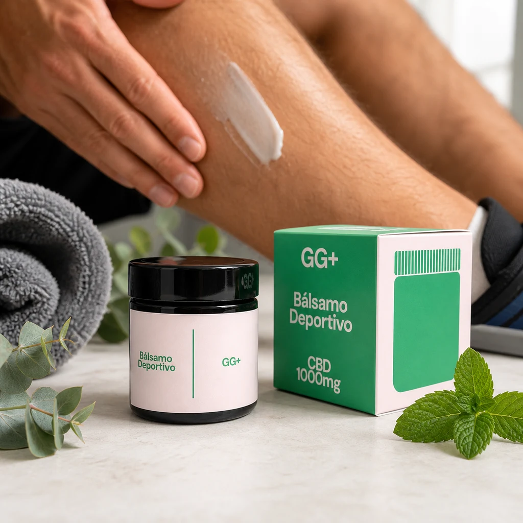 Escena generada de una persona extendiendo crema en la pierna, con un tarro y una caja de Bálsamo Deportivo CBD GG+ 1000 mg delante.