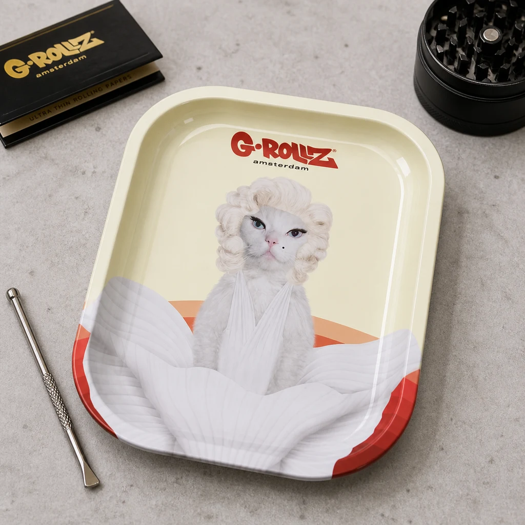 Bandeja G-Rollz con un gato blanco con peluca y vestido, junto a papel de liar, un grinder y un utensilio en una escena generada.