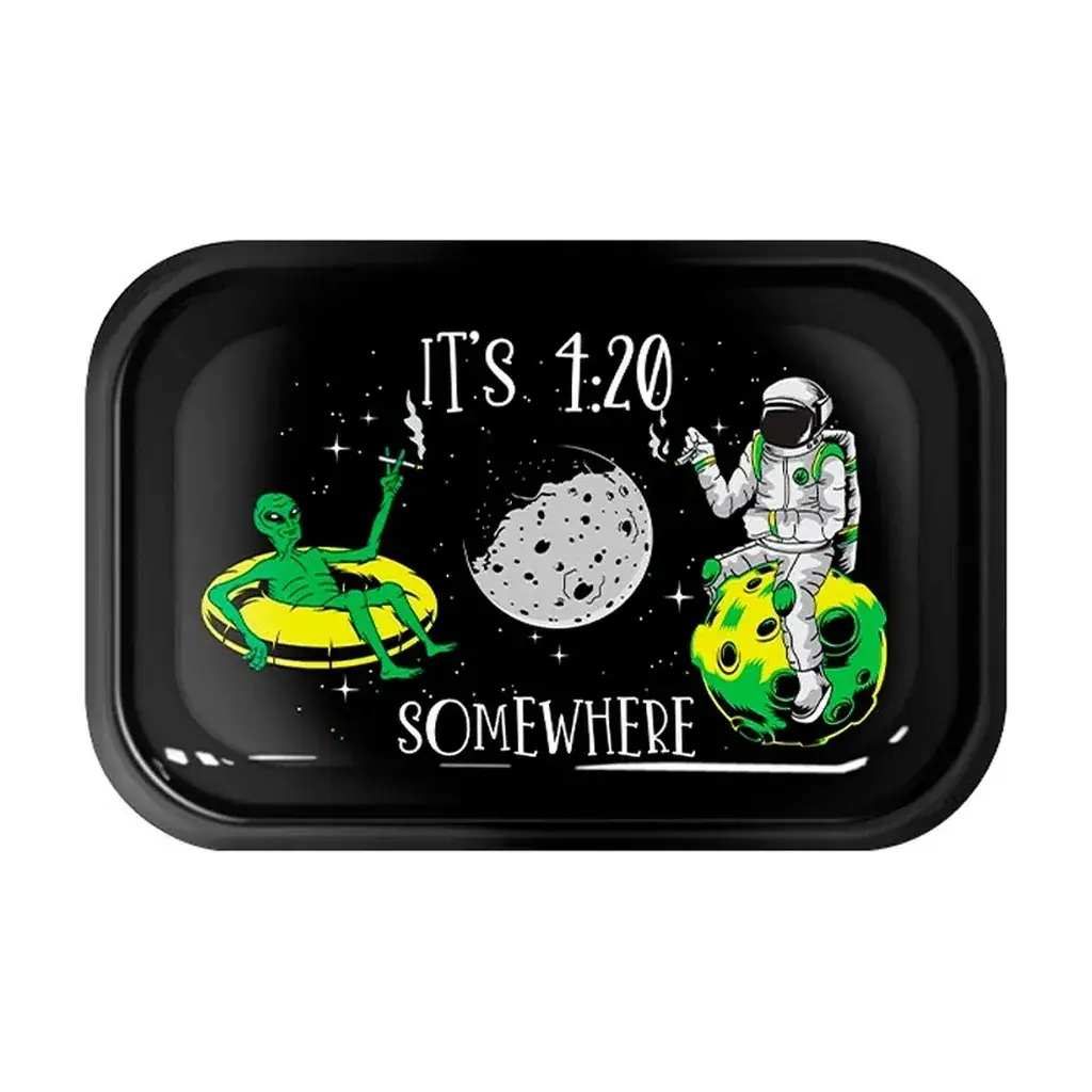 Bandeja negra con bordes elevados, un alienígena en un platillo, un astronauta sobre un astro y el texto «It's 4:20 Somewhere».