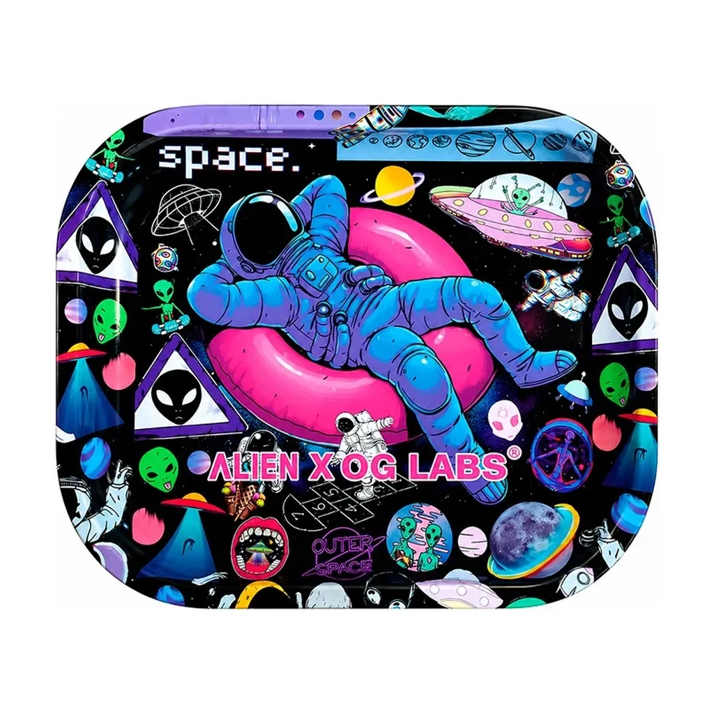 Bandeja Alien X OG Labs con un astronauta azul recostado en un flotador rosa, rodeado de planetas, ovnis y alienígenas sobre fondo negro.