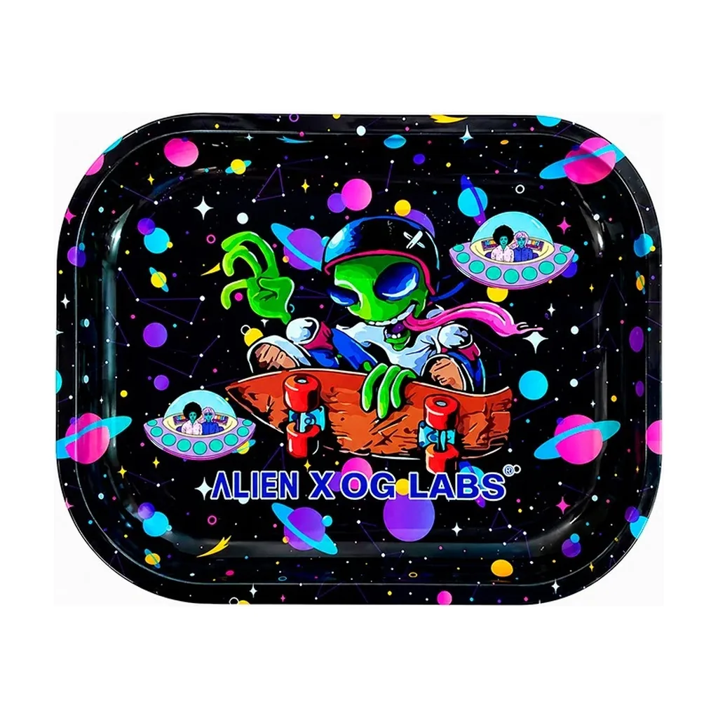 Bandeja rectangular con bordes redondeados, un alienígena verde con monopatín, planetas de colores y el texto «ALIEN X OG LABS».