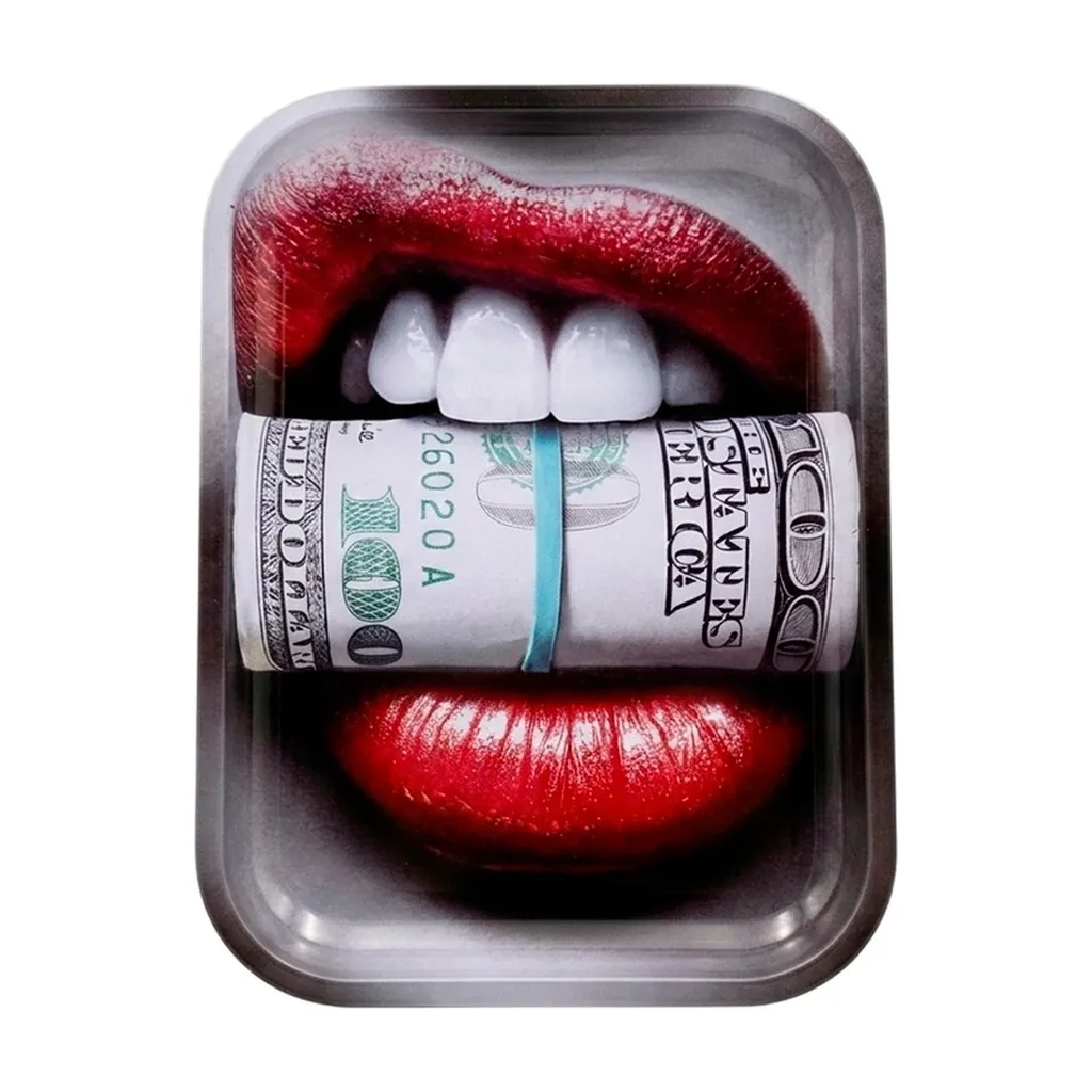 Bandeja rectangular de bordes redondeados con una boca de labios rojos que sostiene un rollo de billetes de cien dólares.
