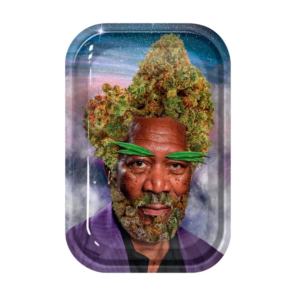 Bandeja Weedman rectangular de esquinas redondeadas, con un rostro de cabello y barba de cogollos, cejas de hojas y fondo espacial.