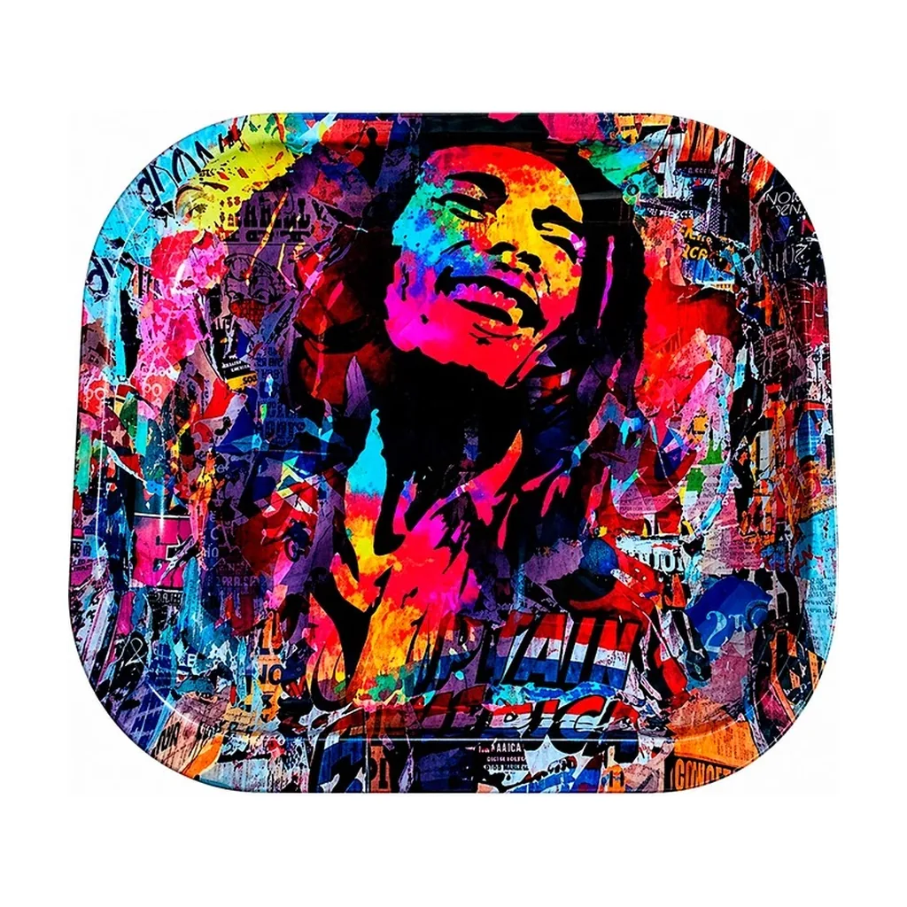 Bandeja Marley Colors de esquinas redondeadas, con un retrato multicolor de Bob Marley sobre un collage de estilo urbano.