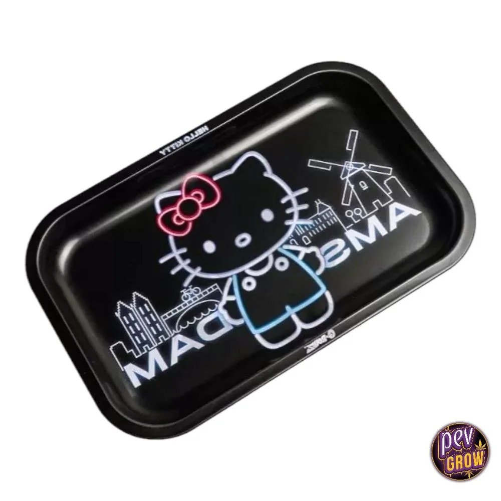 Bandeja de liar negra con bordes elevados y dibujo de Hello Kitty con lazo rosa, edificios y un molino, presentada en diagonal.