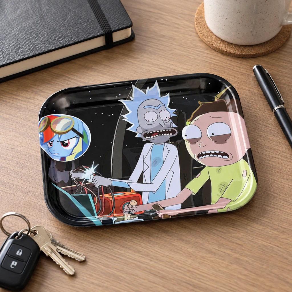 Bandeja negra con ilustraciones de Rick y Morty sobre una mesa de madera, junto a unas llaves, un cuaderno, un bolígrafo y una taza.