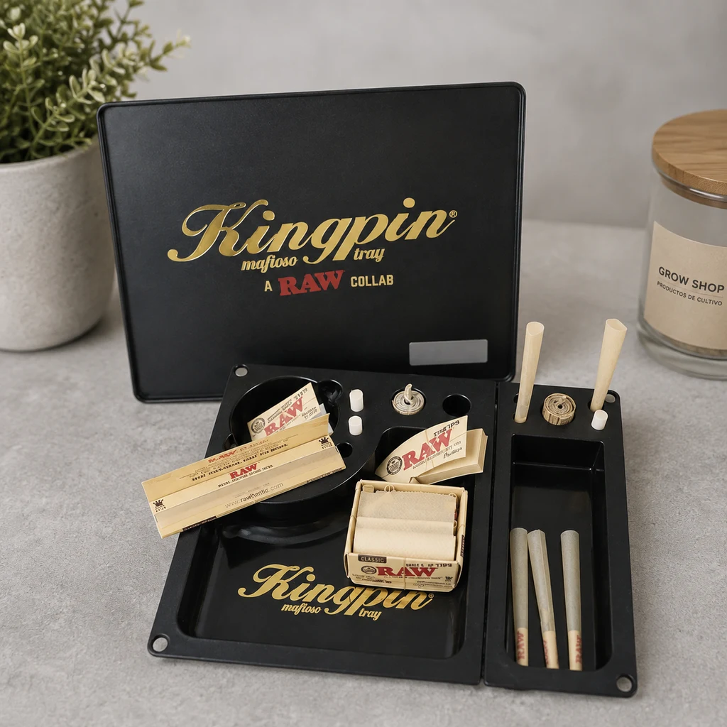 Bandeja negra RAW Kingpin Mafioso abierta, con logotipos dorados, compartimentos, papeles de liar, conos y accesorios.