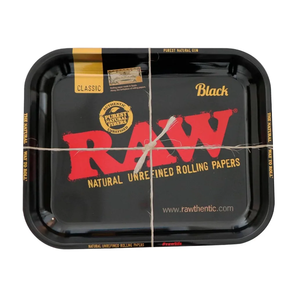 Bandeja RAW Black negra de esquinas redondeadas, con gran logotipo rojo, letras doradas y un cordel cruzado sobre la superficie.