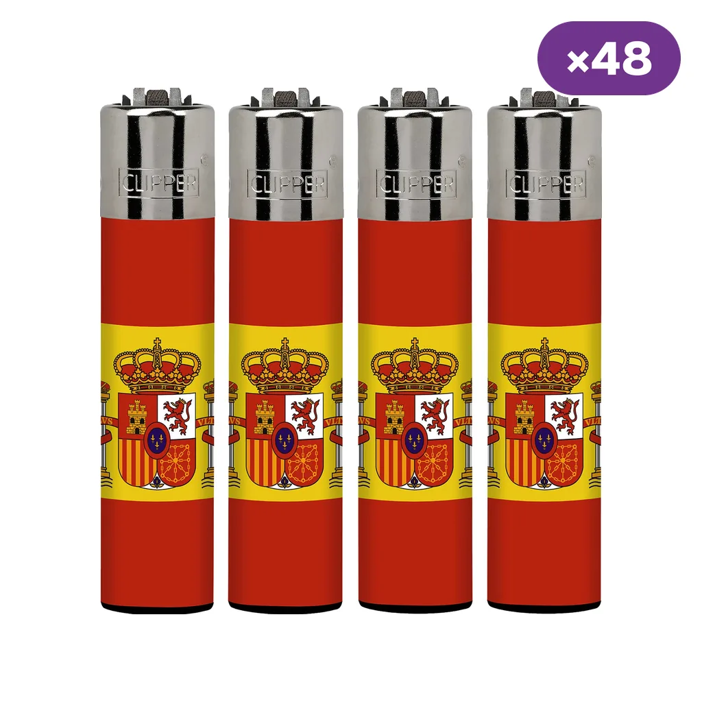 Cuatro encendedores Clipper con la bandera y el escudo de España, cabezales plateados y un distintivo de 48 unidades.