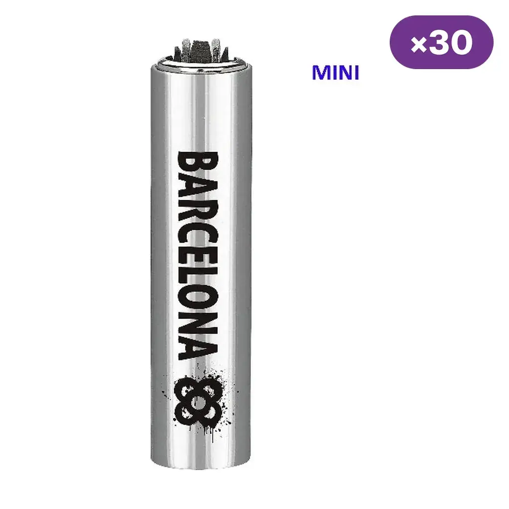 Encendedor Mini Clipper con funda plateada, texto vertical Barcelona y símbolo negro; aparecen las indicaciones MINI y ×30. Encendedor Mini Clipper con funda plateada, texto vertical Barcelona y símbolo negro; aparecen las indicaciones MINI y ×30.
