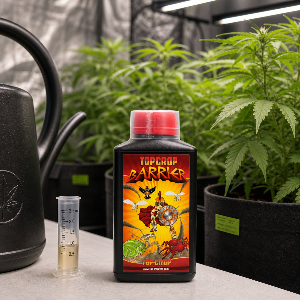 Botella de Barrier Top Crop con tapón dosificador rojo, junto a una probeta y una regadera, frente a plantas de cannabis bajo luces. Botella de Barrier Top Crop con tapón dosificador rojo, junto a una probeta y una regadera, frente a plantas de cannabis bajo luces.