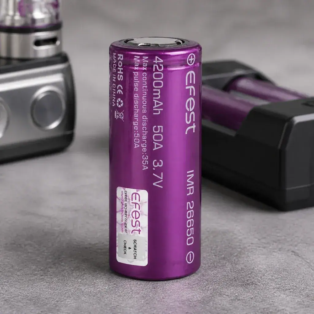 Escena generada de una batería morada Efest IMR 26650, rotulada 4200 mAh, 50 A y 3,7 V, con cargador y vaporizador al fondo.