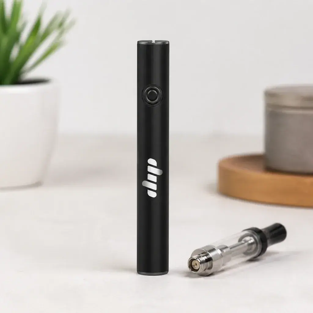 Batería negra de vapeo en posición vertical, con botón circular y logotipo blanco, junto a un cartucho transparente separado.
