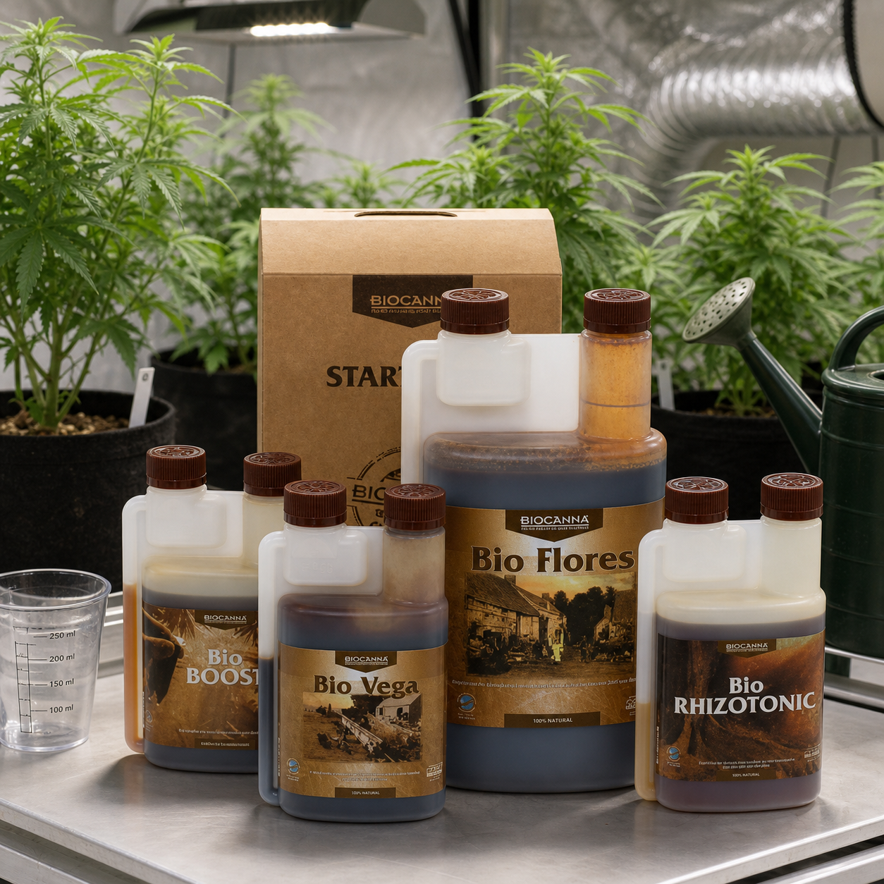 Envases Biocanna Bio Flores, Bio Vega, Bio Boost y Bio Rhizotonic ante una caja, con plantas, vaso medidor y regadera alrededor. Envases Biocanna Bio Flores, Bio Vega, Bio Boost y Bio Rhizotonic ante una caja, con plantas, vaso medidor y regadera alrededor.