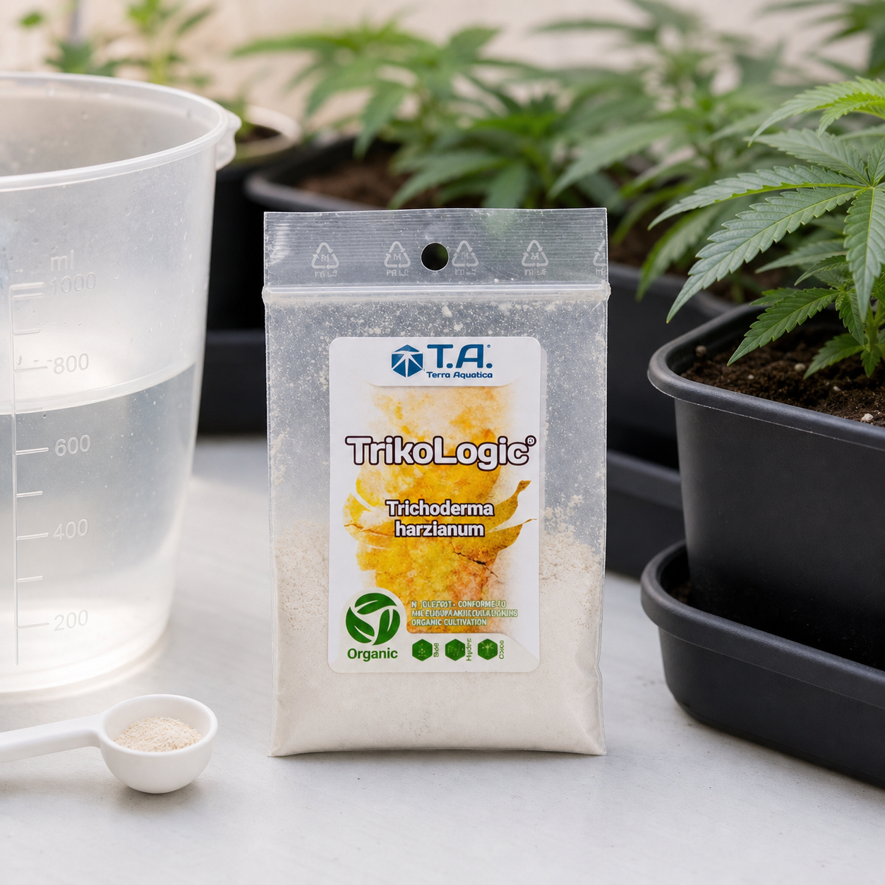 Bolsa de TrikoLogic de Terra Aquatica junto a una jarra graduada con agua, una cucharilla con polvo y plantas en macetas. Bolsa de TrikoLogic de Terra Aquatica junto a una jarra graduada con agua, una cucharilla con polvo y plantas en macetas.