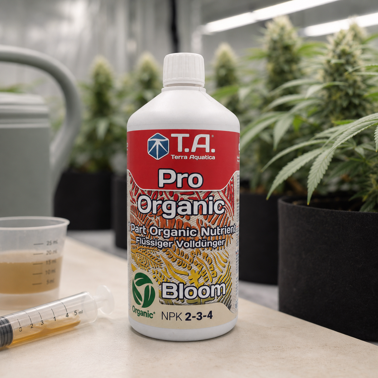 Botella de Pro Organic Bloom con etiqueta NPK 2-3-4, junto a una jeringa y un vaso dosificador, ante plantas en floración.