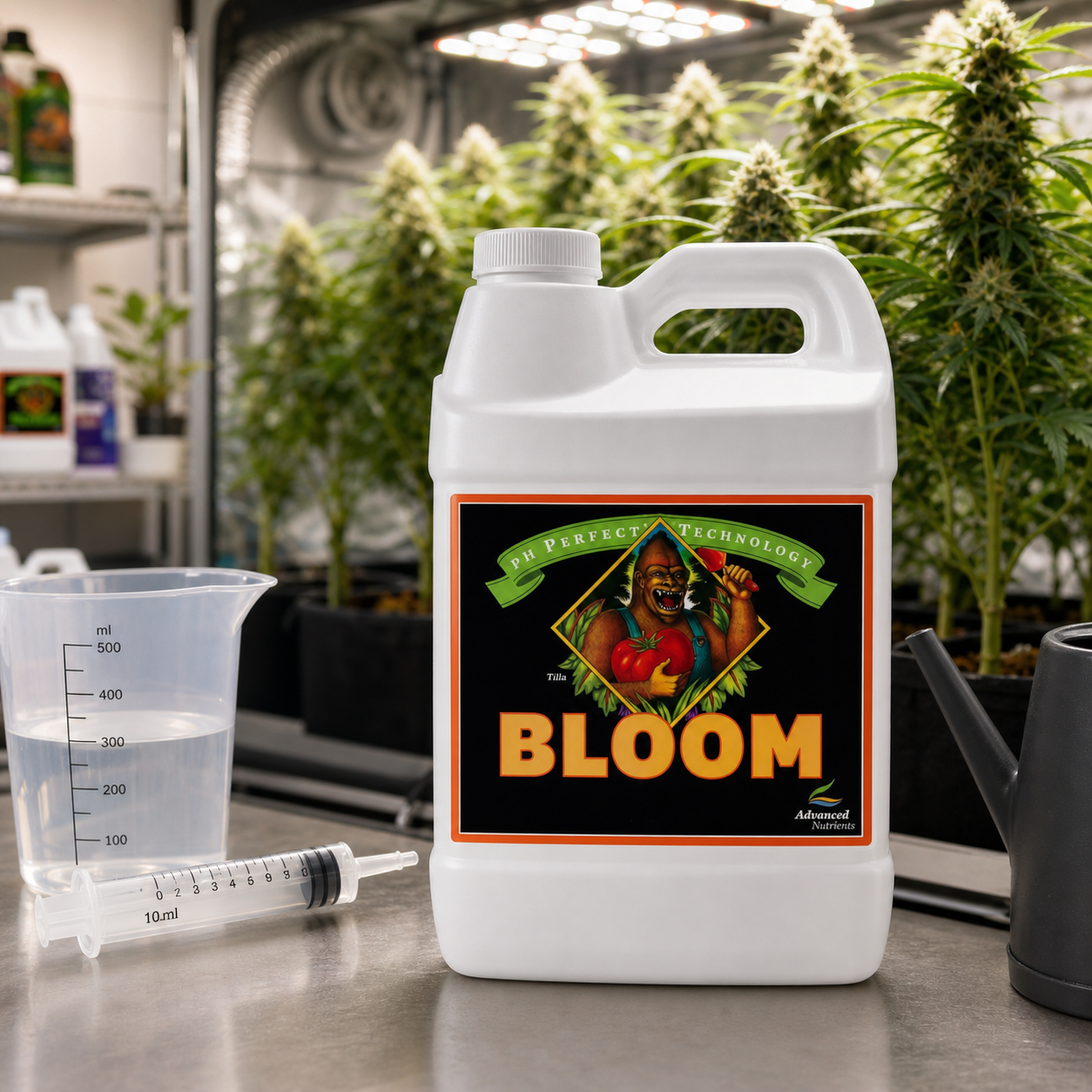 Garrafa blanca de Bloom pH Perfect Advanced Nutrients junto a una jarra graduada y una jeringa, con plantas bajo luces al fondo.