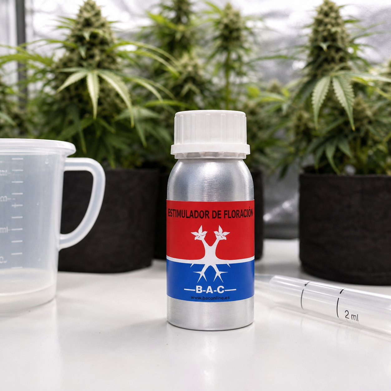 Bote plateado BAC Bloom Stimulator con etiqueta roja y azul, junto a una jarra y una jeringa, con plantas de cannabis al fondo.