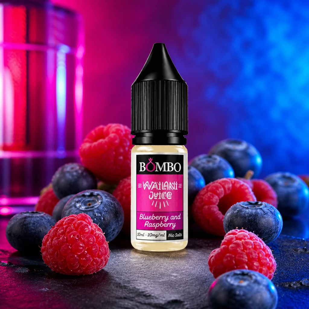 Frasco de sales de nicotina Wailani Juice Blueberry and Raspberry de Bombo entre arándanos y frambuesas, con luces rosas y azules.