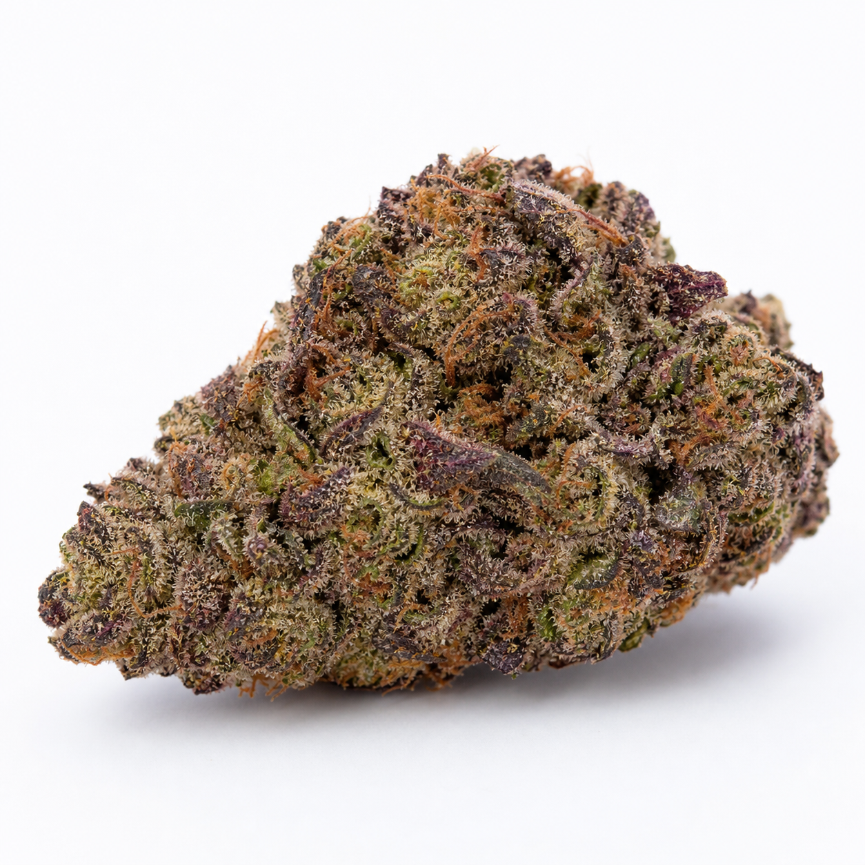 Cogollo de Auto Blueberry Berry en primer plano, con tonos verdes y morados, filamentos anaranjados y abundantes tricomas sobre fondo blanco.