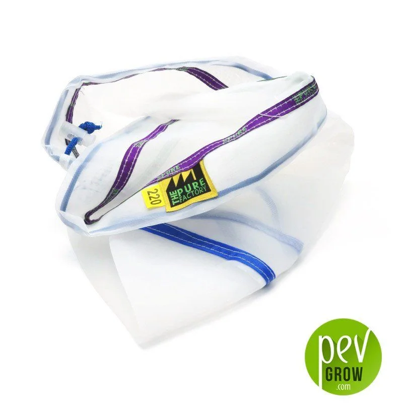 Bolsas de malla blancas Pure Factory superpuestas, con bordes violetas y azules, cordones y una etiqueta amarilla con la cifra 220.