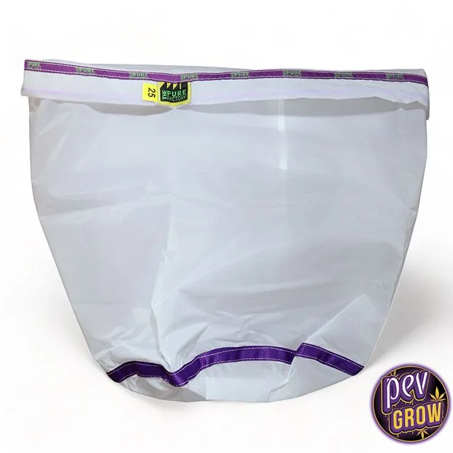 Bolsa Bubble de Pure Factory, de malla blanca con ribetes morados y etiqueta amarilla marcada con el número 25.