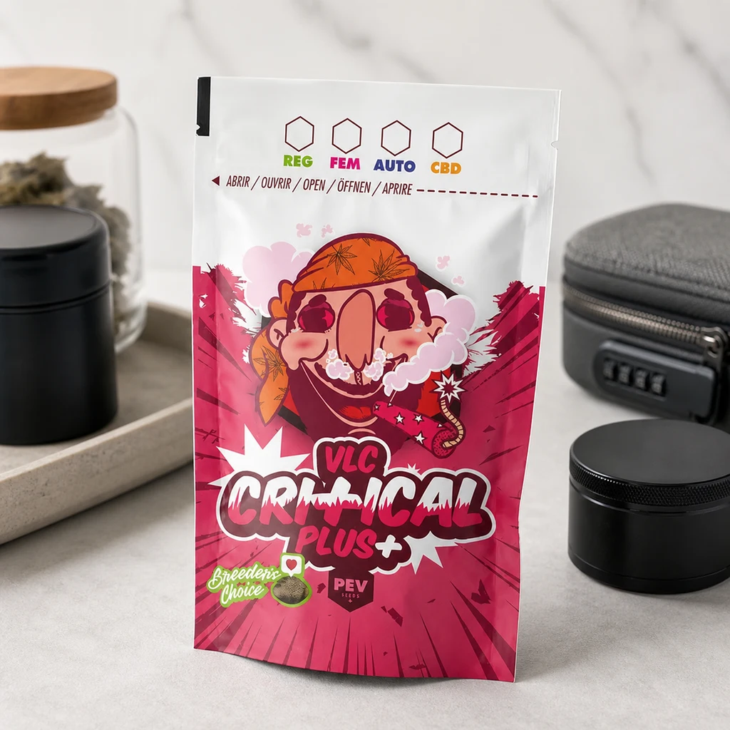 Bolsa Critical Plus de PEV con diseño rosa y personaje ilustrado, sobre una encimera junto a recipientes negros y un estuche gris.