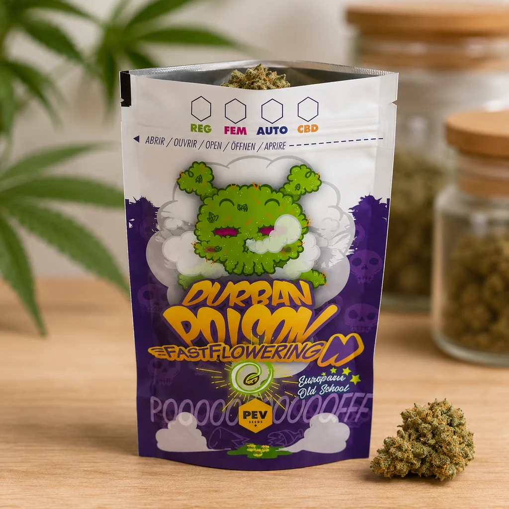 Bolsa abierta con diseño Durban Poison Fast Flowering, personaje verde y fondo morado, junto a un cogollo sobre una mesa de madera.