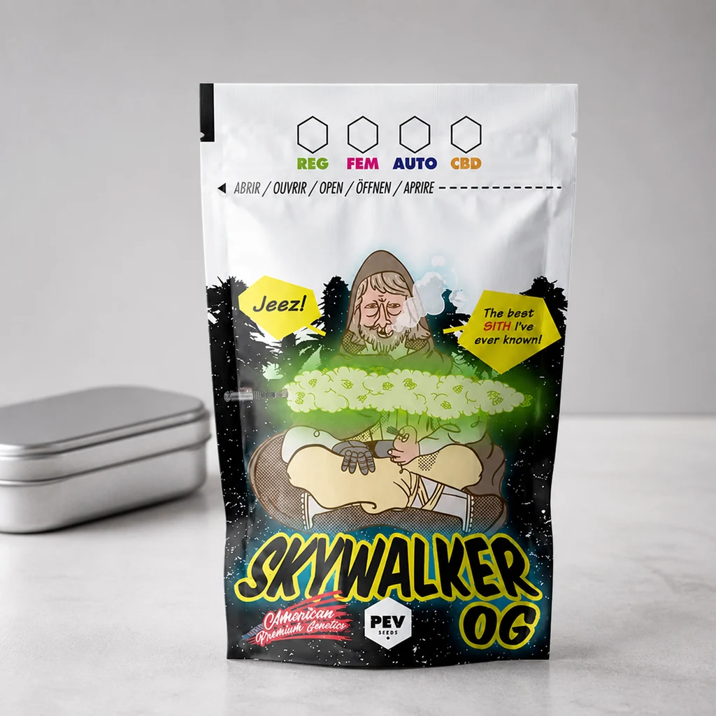 Bolsa Skywalker OG de pie, con cierre superior y un personaje ilustrado entre humo verde; una caja metálica aparece al fondo.