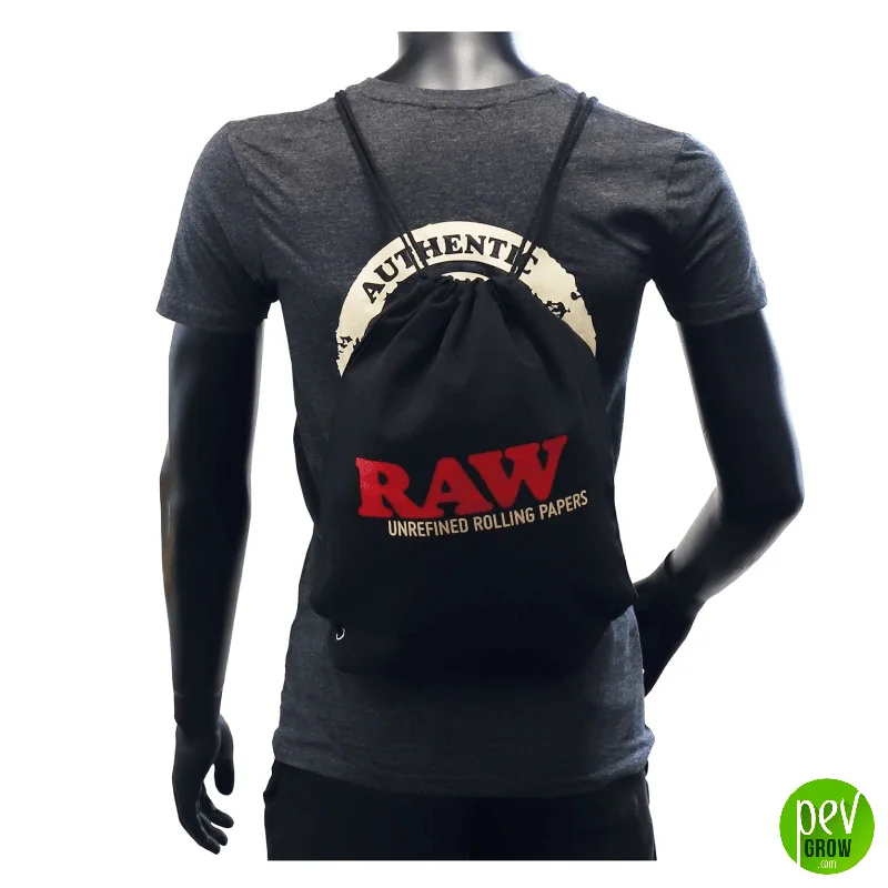 Bolsa negra RAW de cierre con cordones sobre el torso de un maniquí, con logotipo rojo y texto Unrefined Rolling Papers.